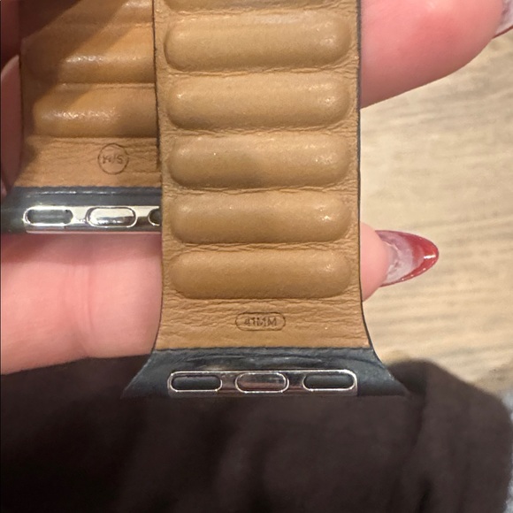 Apple Black Leather Watch Strap Magnetic - Picture 3 of 4